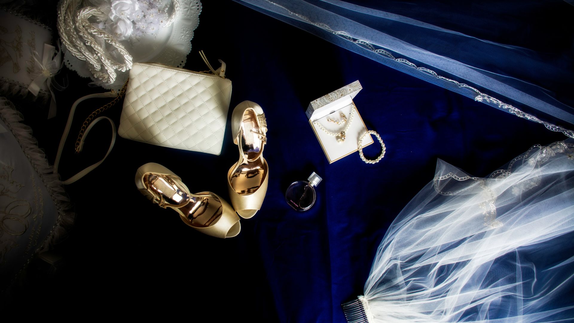 What to wear on the wedding day.